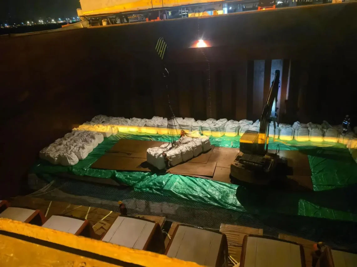 Carga de sulfato de amonio cristalino al mercado de Ecuador.